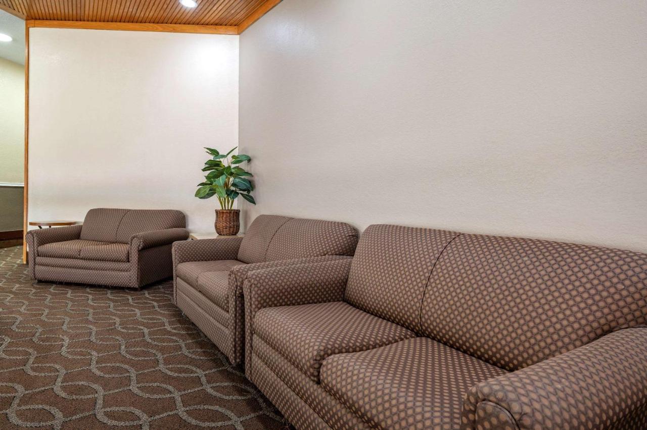 Econo Lodge Lafayette Bagian luar foto