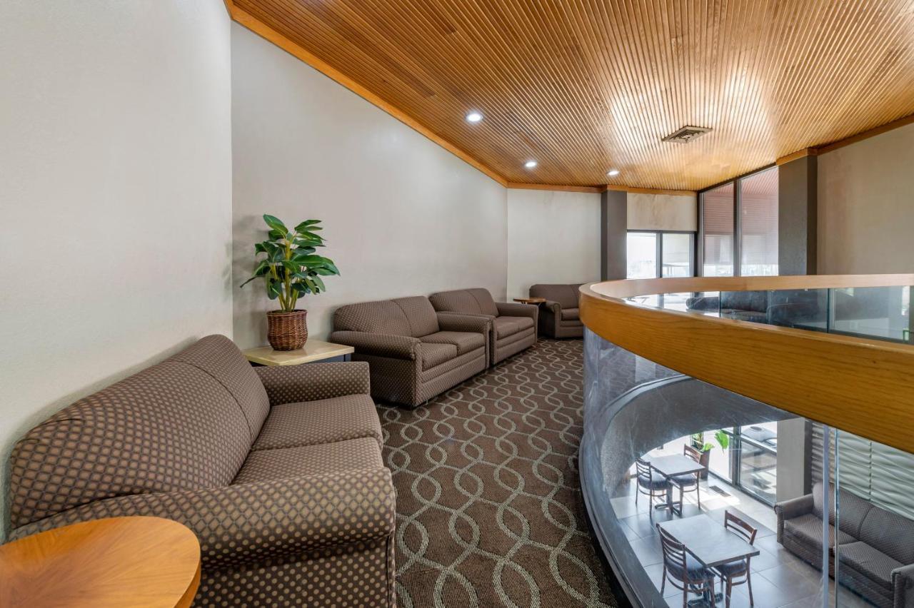 Econo Lodge Lafayette Bagian luar foto