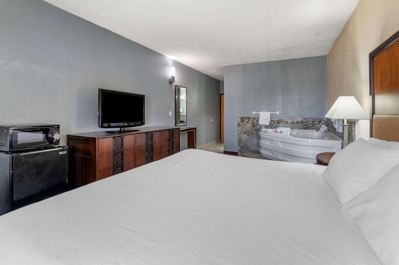 Econo Lodge Lafayette Bagian luar foto