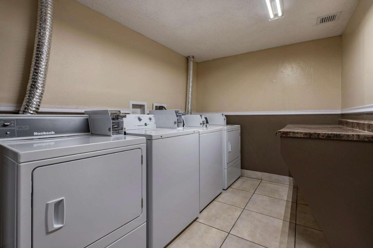 Econo Lodge Lafayette Bagian luar foto