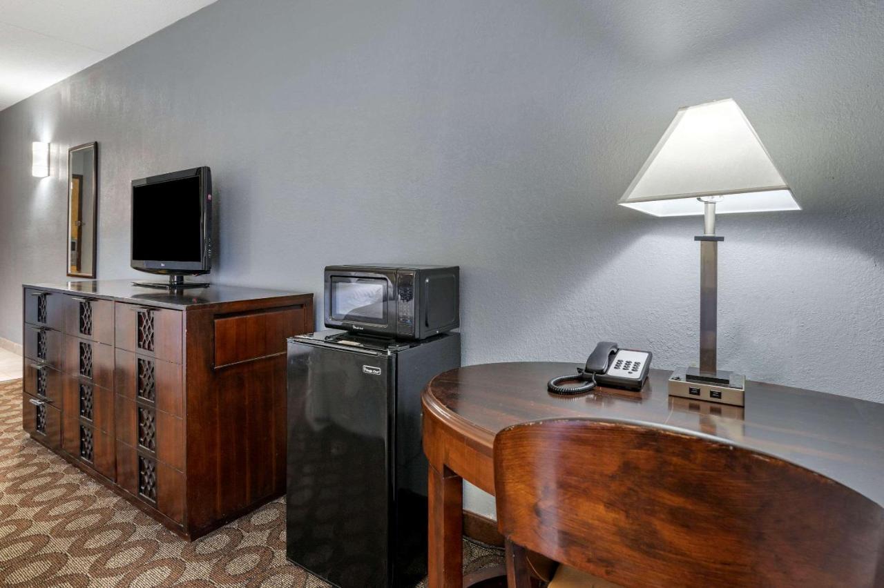 Econo Lodge Lafayette Bagian luar foto